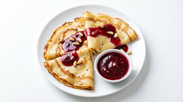 Блины с медово-брусничным соусом и кедровыми орешками Блины с медово-брусничным соусом и кедровыми орешками