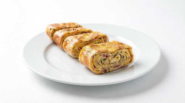 Омлетный рулетик с ветчиной, сыром, и зеленью Омлетный рулетик с ветчиной, сыром, и зеленью