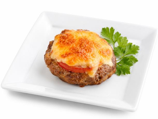 Бифштекс мясной с помидором под сыром