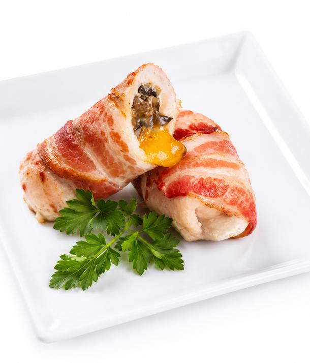 Рулет из куриной грудки с грибами в беконе