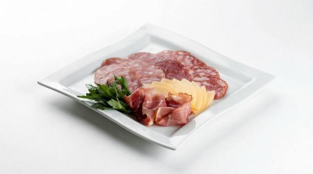 Плато из копченых мясных деликатесов