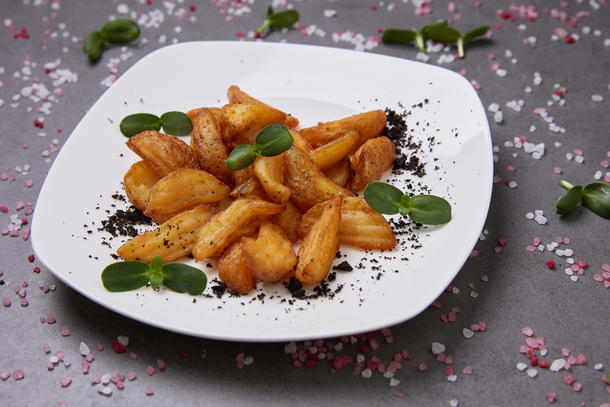 Картофельные дольки запеченные с розмарином и тимьяном Картофельные дольки запеченные с розмарином и тимьяном