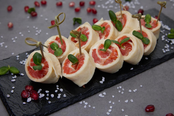 Блинный рулет с копченым лососем Блинный рулет с копченым лососем