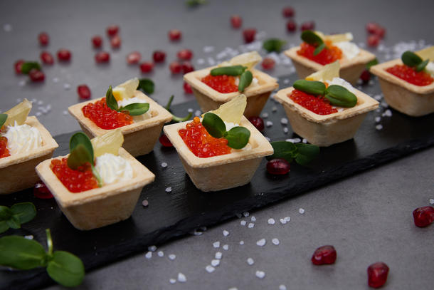 Тарталетка с творожным кремом и икрой