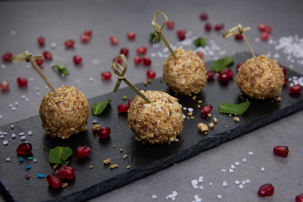 Канапе с сырным шариком