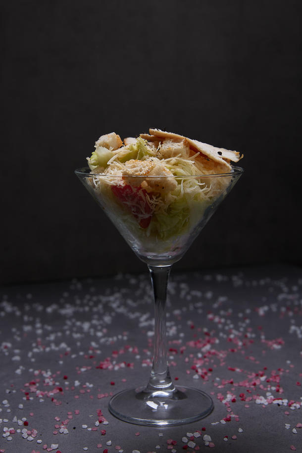 Мини-салат «Цезарь» с куриной копченой грудкой Мини-салат «Цезарь» с куриной копченой грудкой