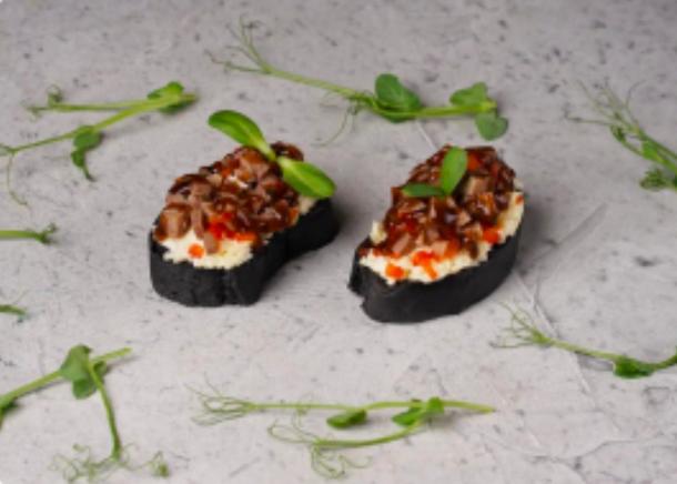 Брускетта чёрная с языком (31.12.2025)