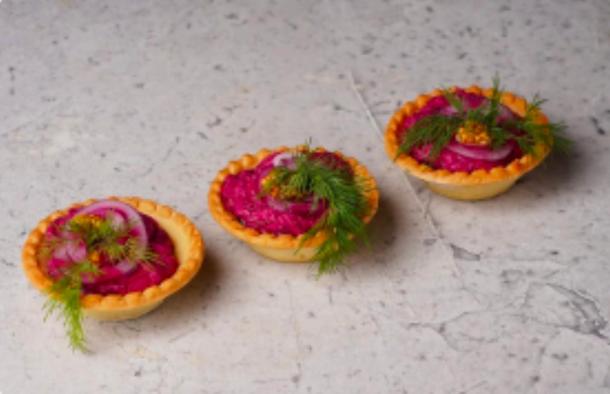 Тарталетка с салатом сельдь под шубой (31.12.2025)