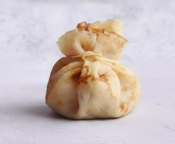 Блинный мешочек с лососем Блинный мешочек с лососем