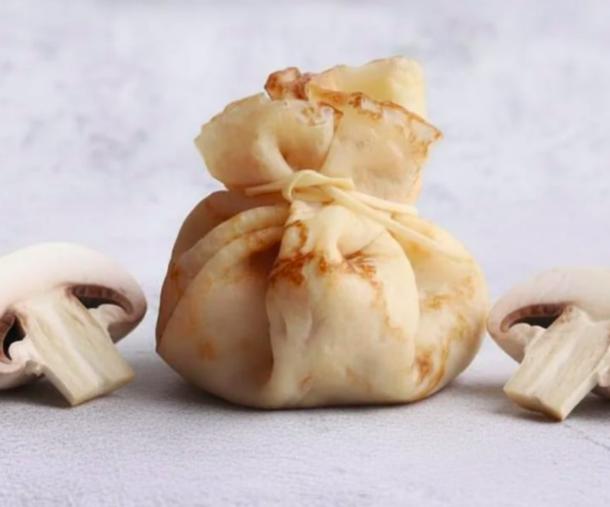 Блинный мешочек с жульеном из курицы и грибов Блинный мешочек с жульеном из курицы и грибов