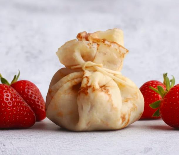 Блинный мешочек с крем-чиз и клубникой Блинный мешочек с крем-чиз и клубникой